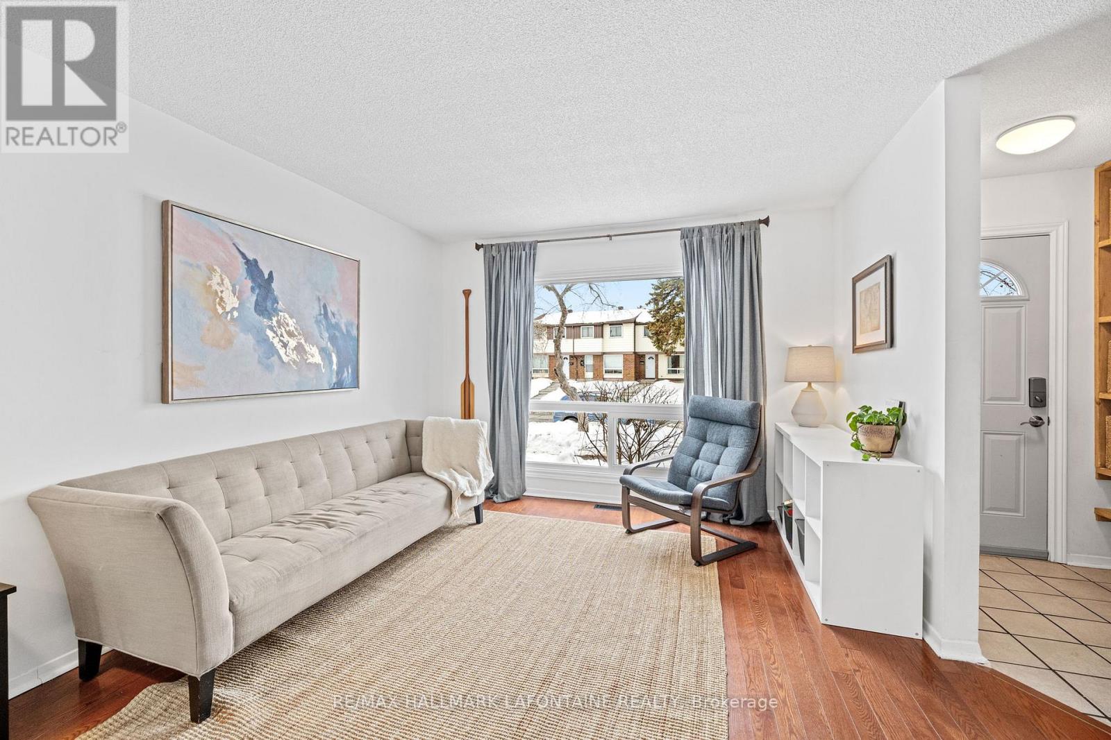 2275 Orient Park Drive, Ottawa, Ontario  K1B 4Y2 - Photo 4 - X12812098