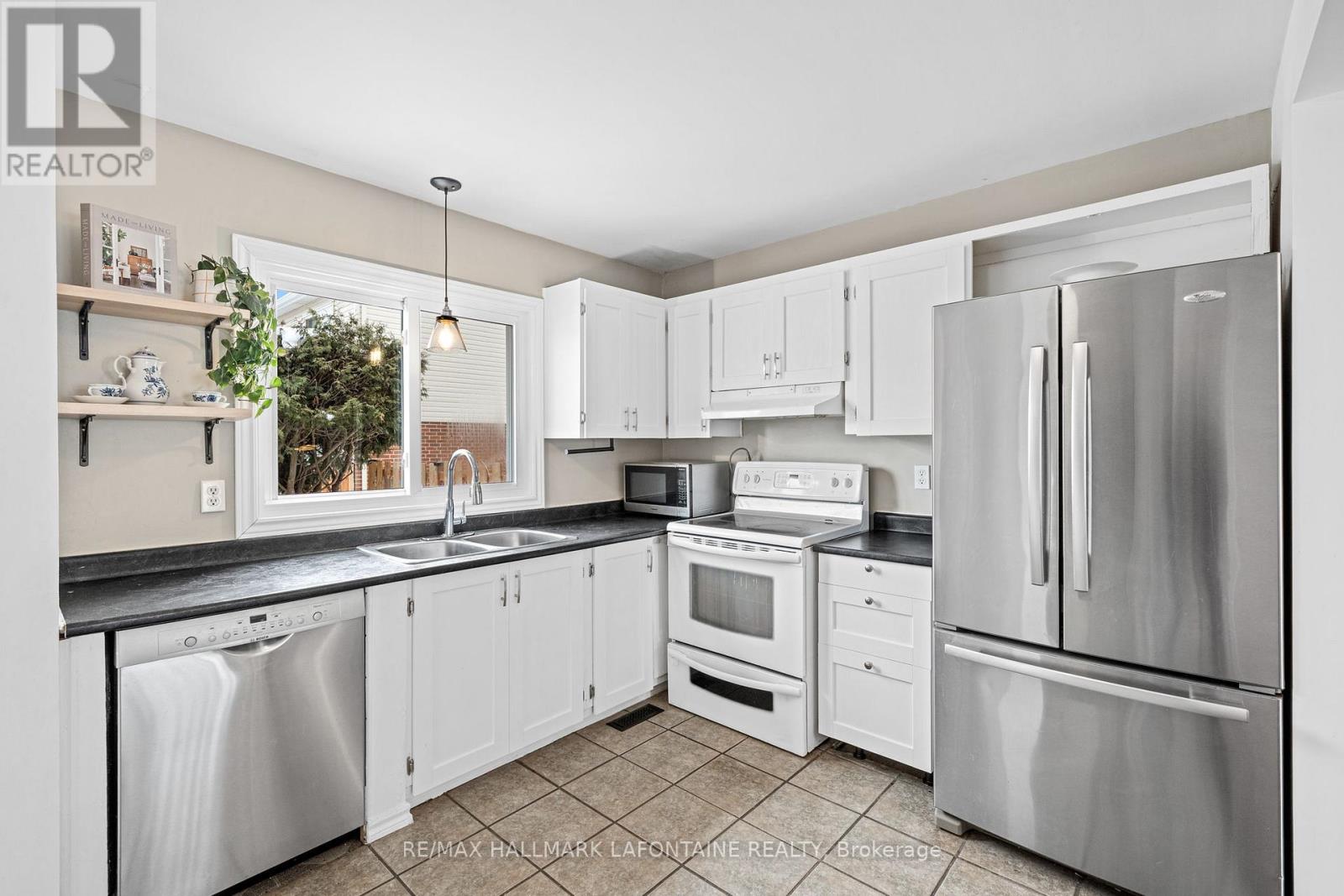 2275 Orient Park Drive, Ottawa, Ontario  K1B 4Y2 - Photo 8 - X12812098