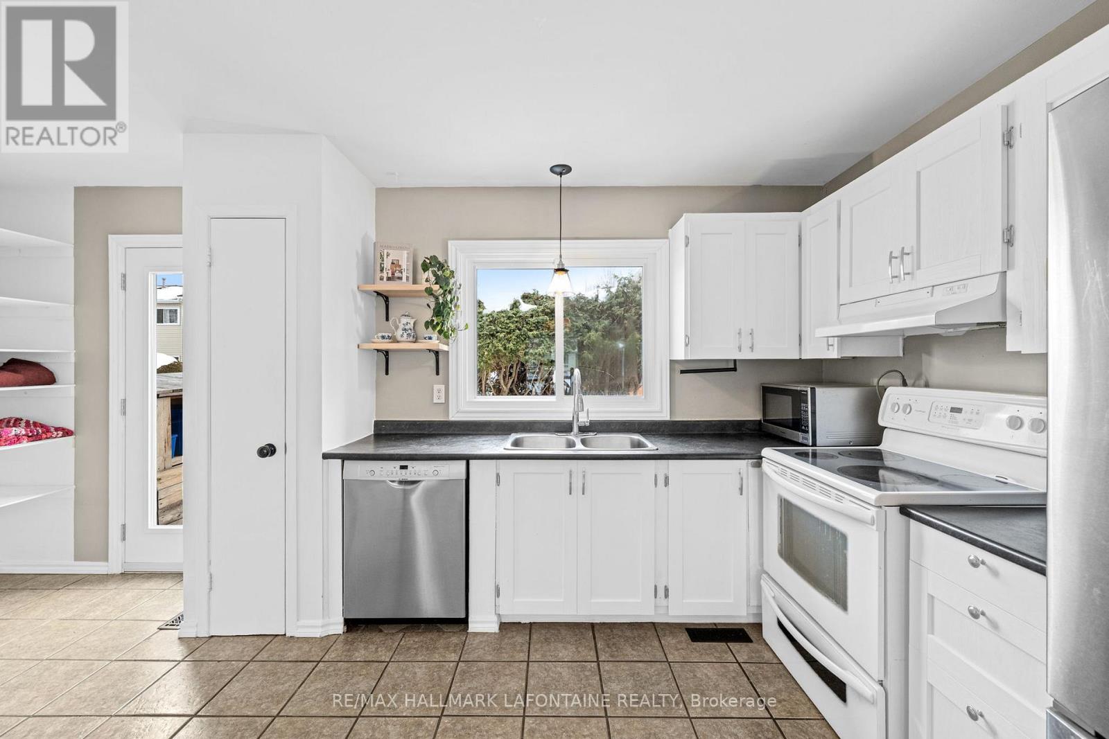 2275 Orient Park Drive, Ottawa, Ontario  K1B 4Y2 - Photo 9 - X12812098