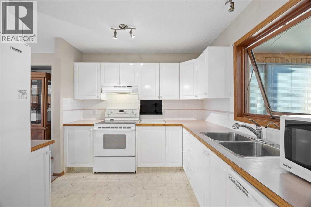 220 Sunset Place, Okotoks, Alberta  T1S 1P3 - Photo 10 - A2268466