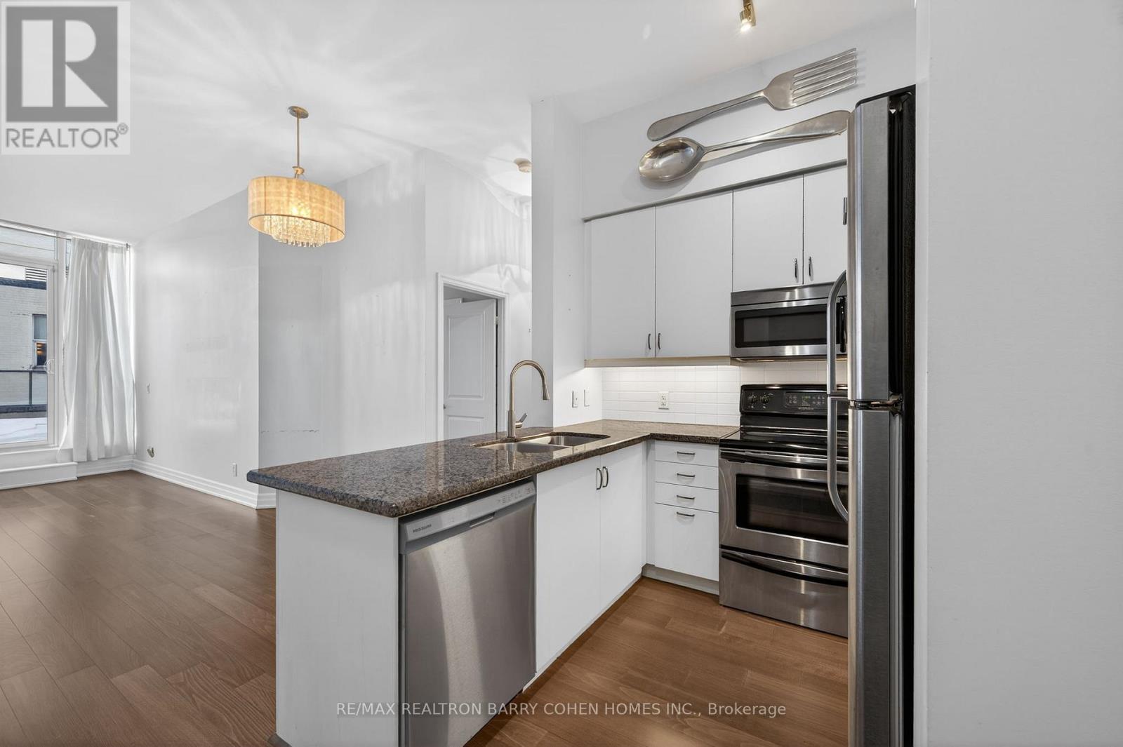 301 - 500 St Clair Avenue W, Toronto, Ontario  M6C 1A8 - Photo 10 - C12812010