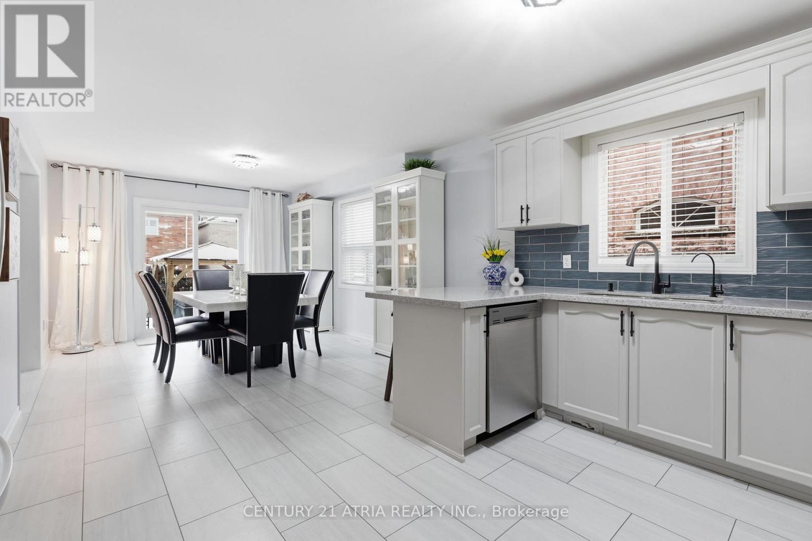 18 Abbott Avenue, Aurora, Ontario  L4G 7V7 - Photo 5 - N12812022