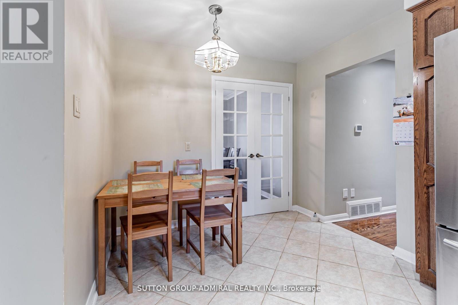 Upper - 102 Cornwall Road, Brampton, Ontario L6W 1N8 - Photo 11 - W12811982