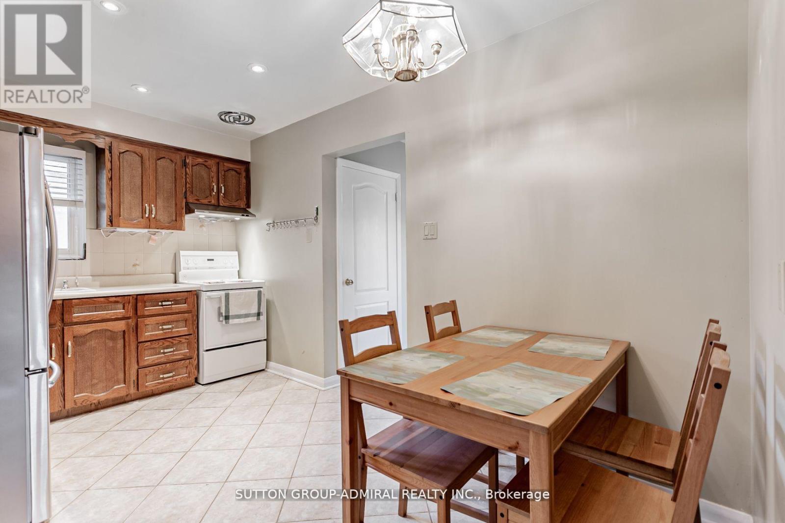 Upper - 102 Cornwall Road, Brampton, Ontario L6W 1N8 - Photo 12 - W12811982