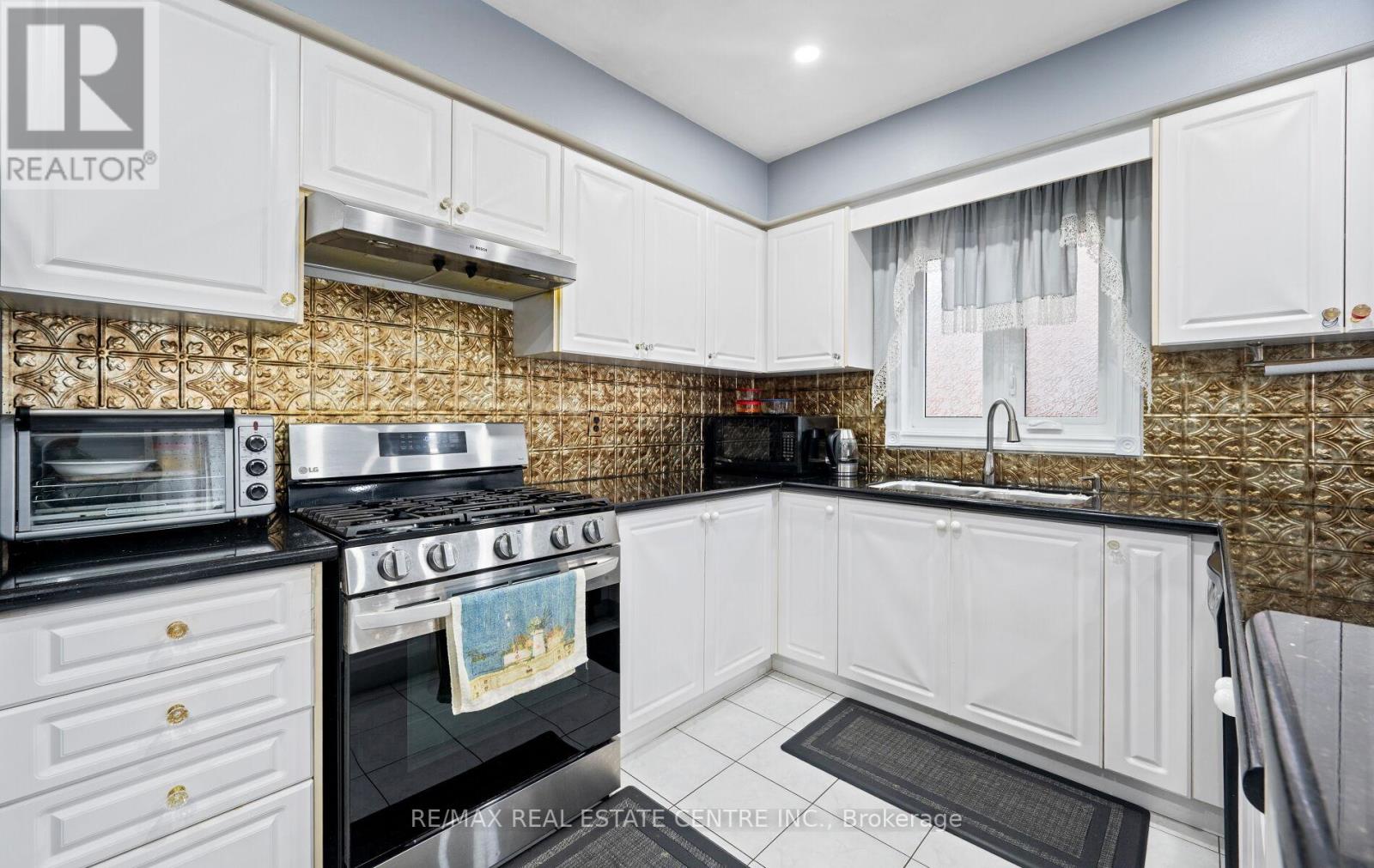 4 Sugarpine Court, Brampton, Ontario  L6R 1X6 - Photo 19 - W12812024