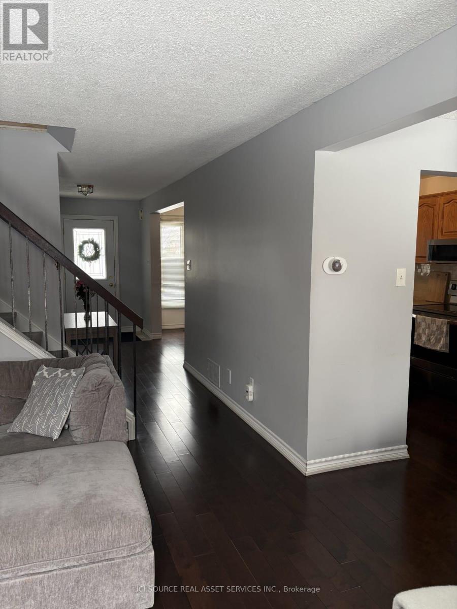 Upper - 30 Thatcher Court, Brampton, Ontario  L6Z 1C8 - Photo 4 - W12812074