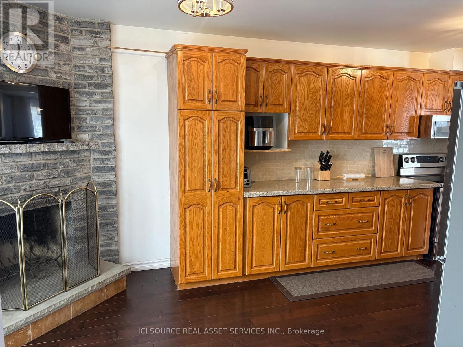 Upper - 30 Thatcher Court, Brampton, Ontario  L6Z 1C8 - Photo 7 - W12812074