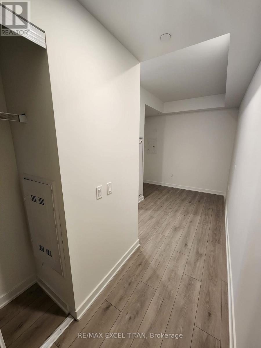 1803 - 1 Fairview Road E, Mississauga, Ontario  L5A 4C6 - Photo 14 - W12812086