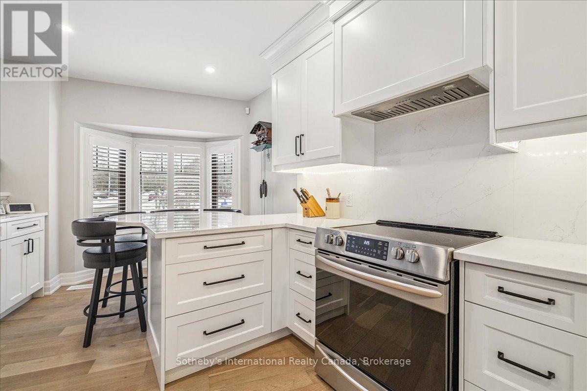 10 Southwind Terrace, Oakville, Ontario  L6L 6K5 - Photo 11 - W12812190