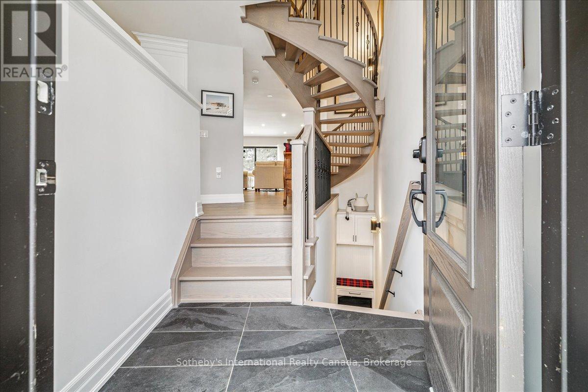 10 Southwind Terrace, Oakville, Ontario  L6L 6K5 - Photo 2 - W12812190