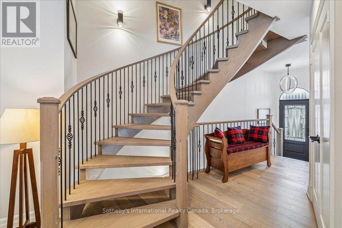 10 Southwind Terrace, Oakville, Ontario  L6L 6K5 - Photo 4 - W12812190