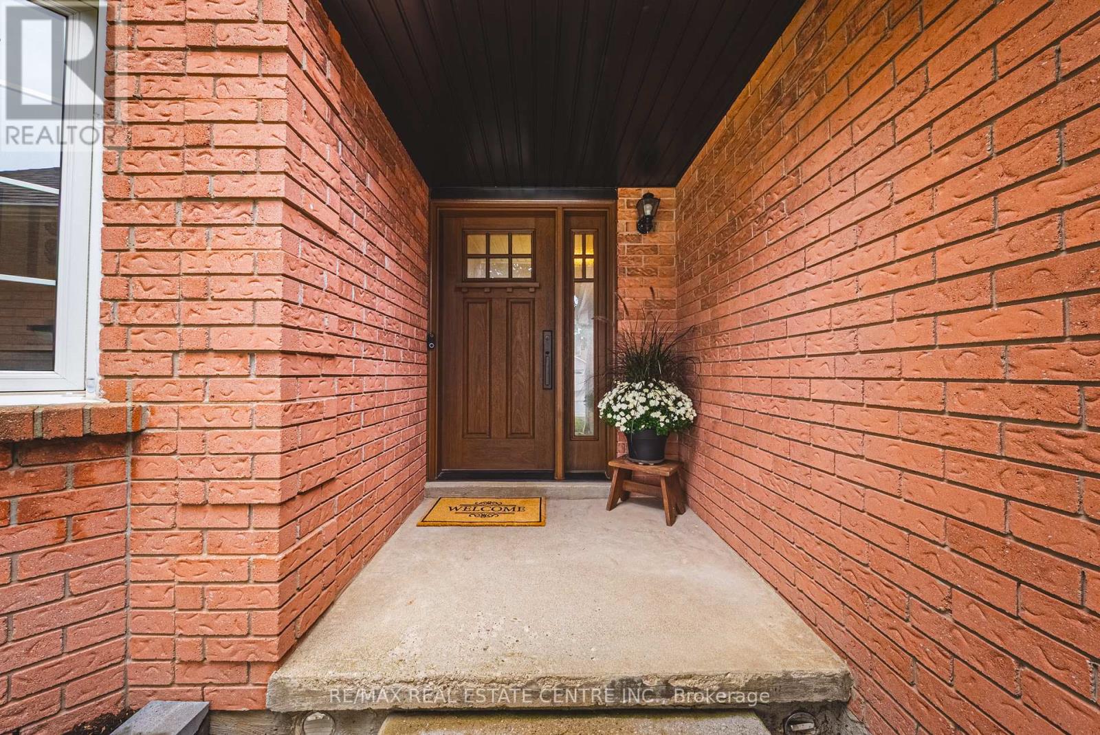 35 Cowan Boulevard, Cambridge, Ontario  N1T 1E6 - Photo 2 - X12812104