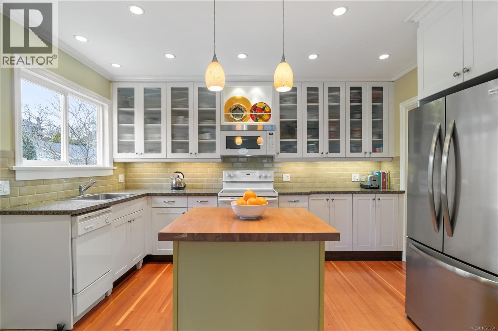 1020 Falkland Rd, Oak Bay, British Columbia  V8S 4M2 - Photo 12 - 1026394