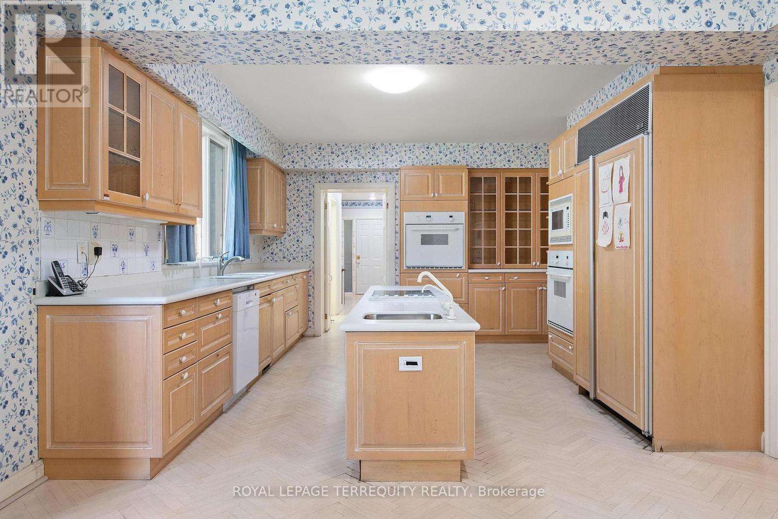 2 Chieftain Crescent, Toronto, Ontario  M2L 2H4 - Photo 12 - C12812110