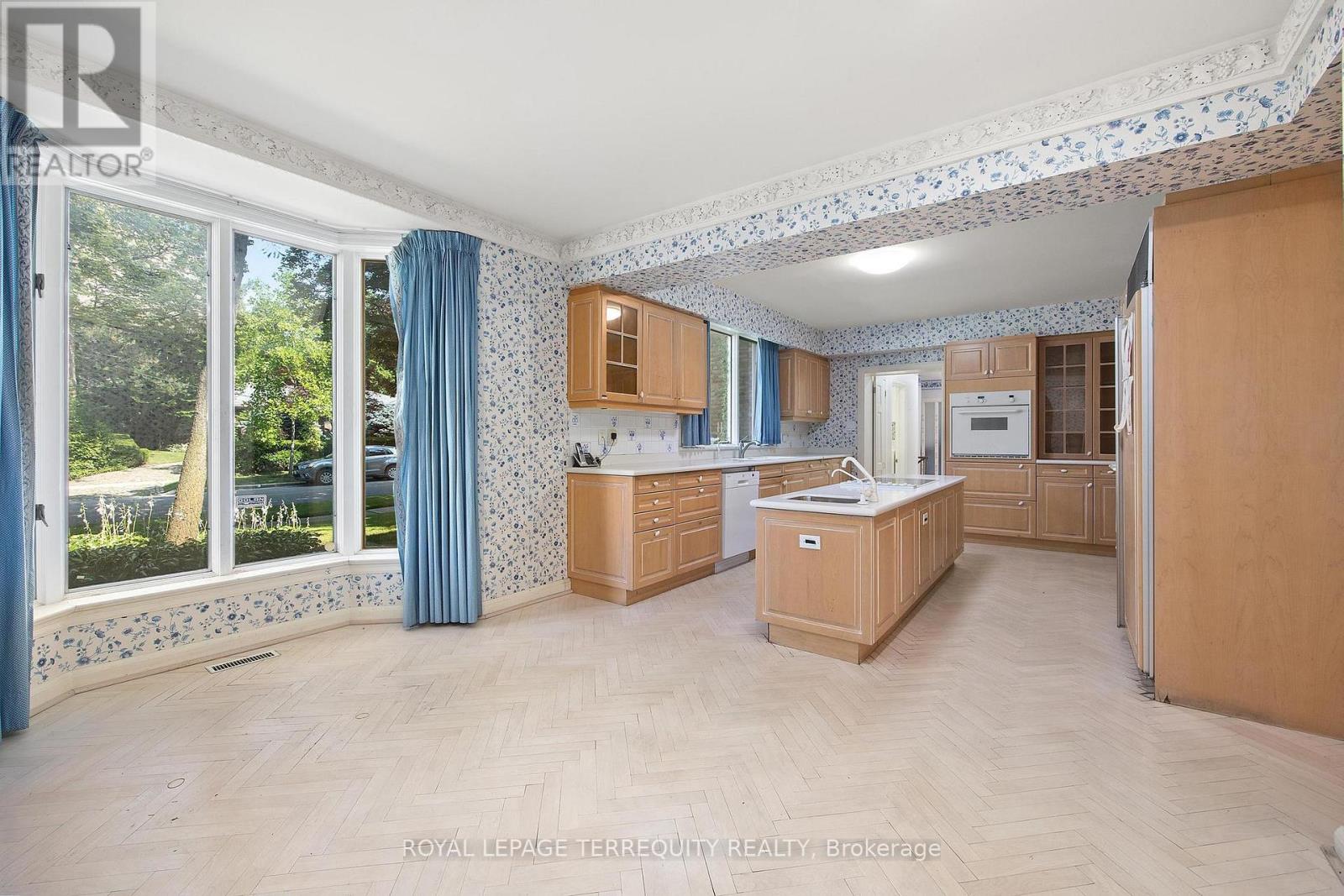 2 Chieftain Crescent, Toronto, Ontario  M2L 2H4 - Photo 13 - C12812110