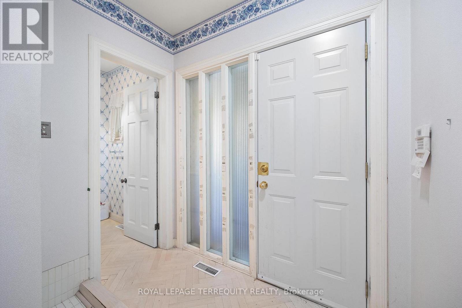 2 Chieftain Crescent, Toronto, Ontario  M2L 2H4 - Photo 25 - C12812110