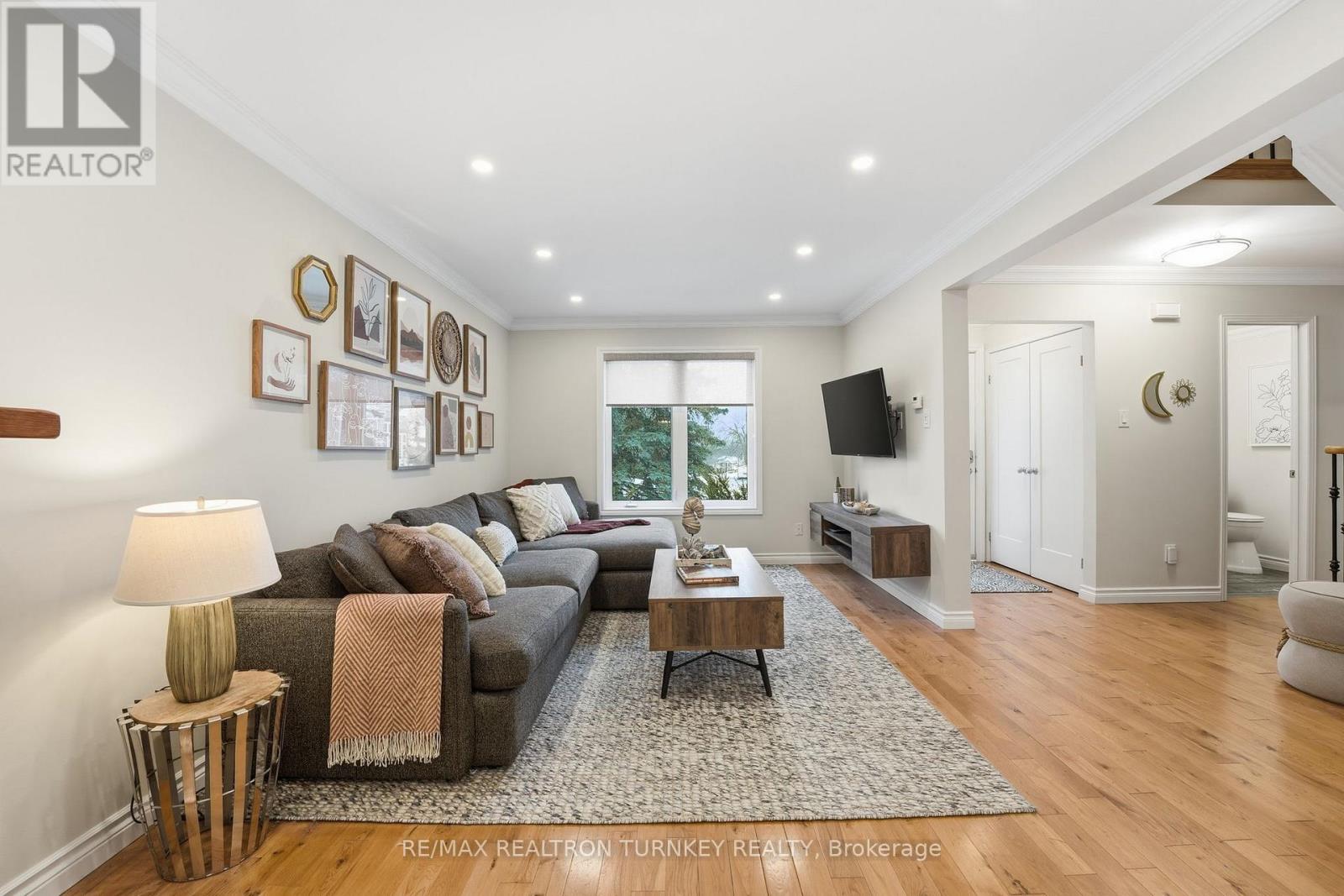 196 Orchard Heights Boulevard, Aurora, Ontario  L4G 4A8 - Photo 2 - N12812314