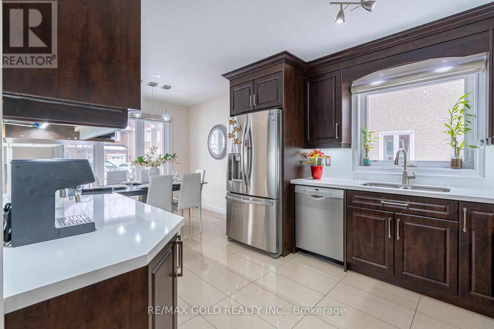 15 Barrier Reef Lane, Brampton, Ontario  L6R 2A7 - Photo 3 - W12812118