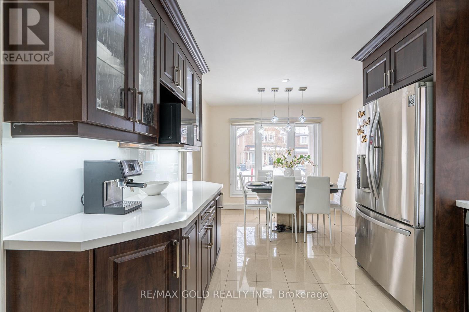 15 Barrier Reef Lane, Brampton, Ontario  L6R 2A7 - Photo 4 - W12812118