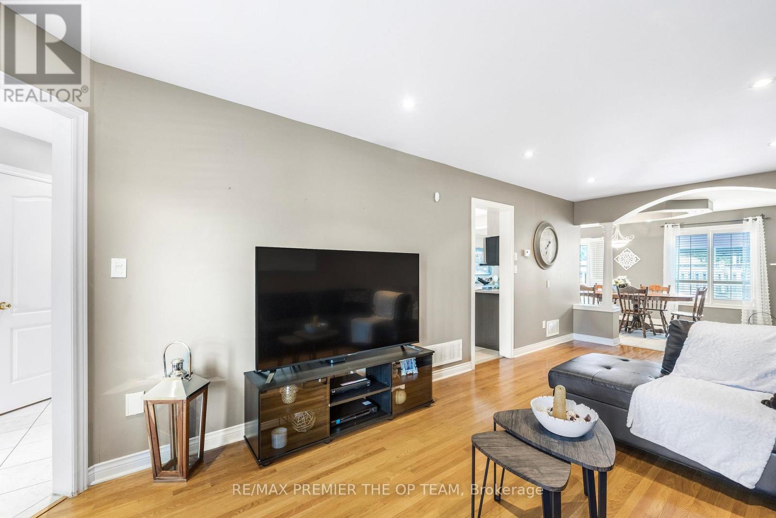 223 Landsbridge Street, Caledon, Ontario  L7E 2J6 - Photo 5 - W12812156