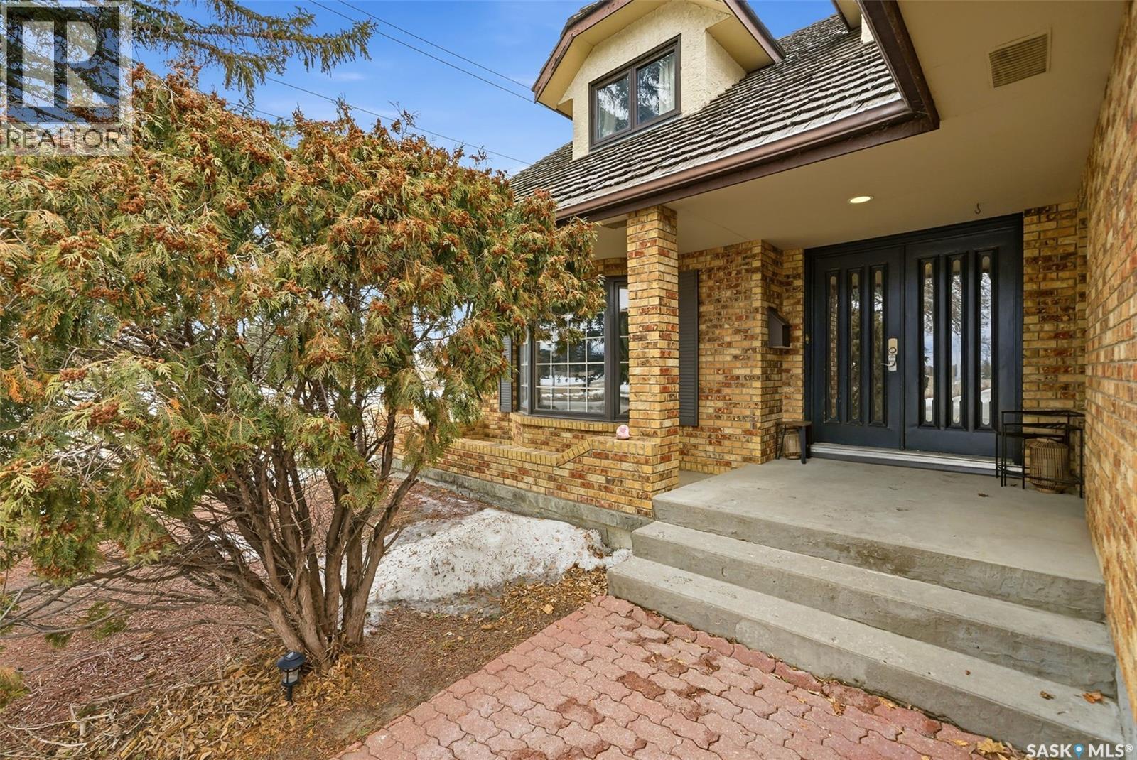 2402 Truesdale Drive, Regina, Saskatchewan  S4V 0W2 - Photo 2 - SK028997