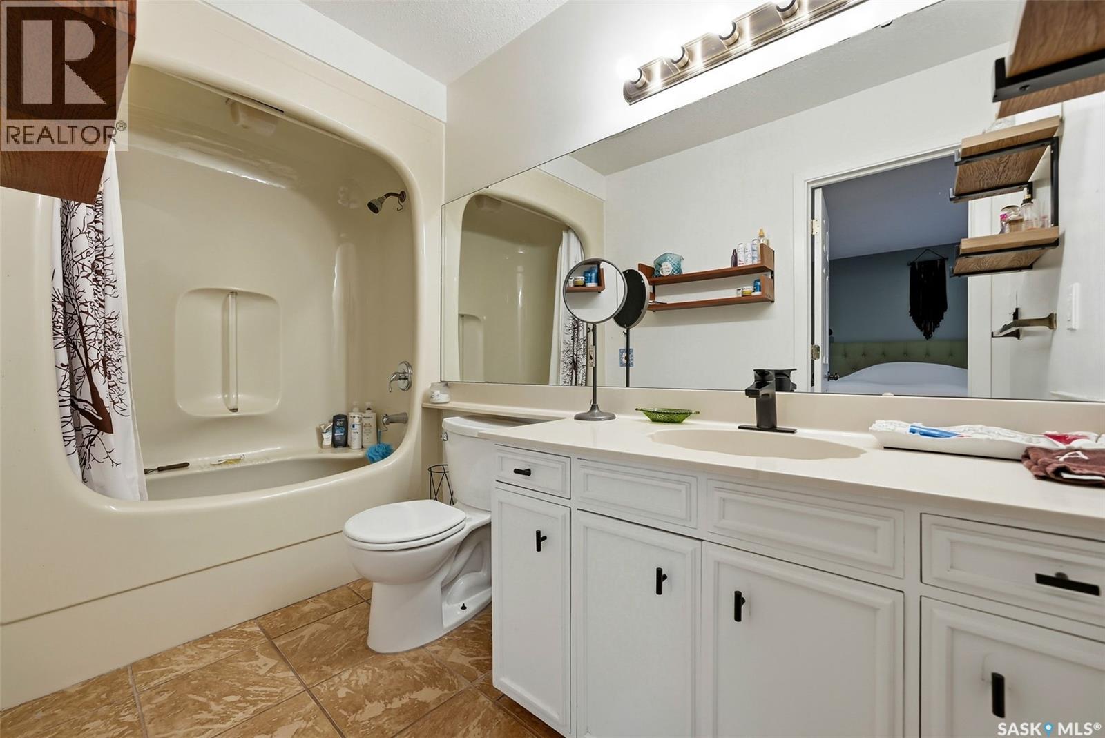 2402 Truesdale Drive, Regina, Saskatchewan  S4V 0W2 - Photo 25 - SK028997