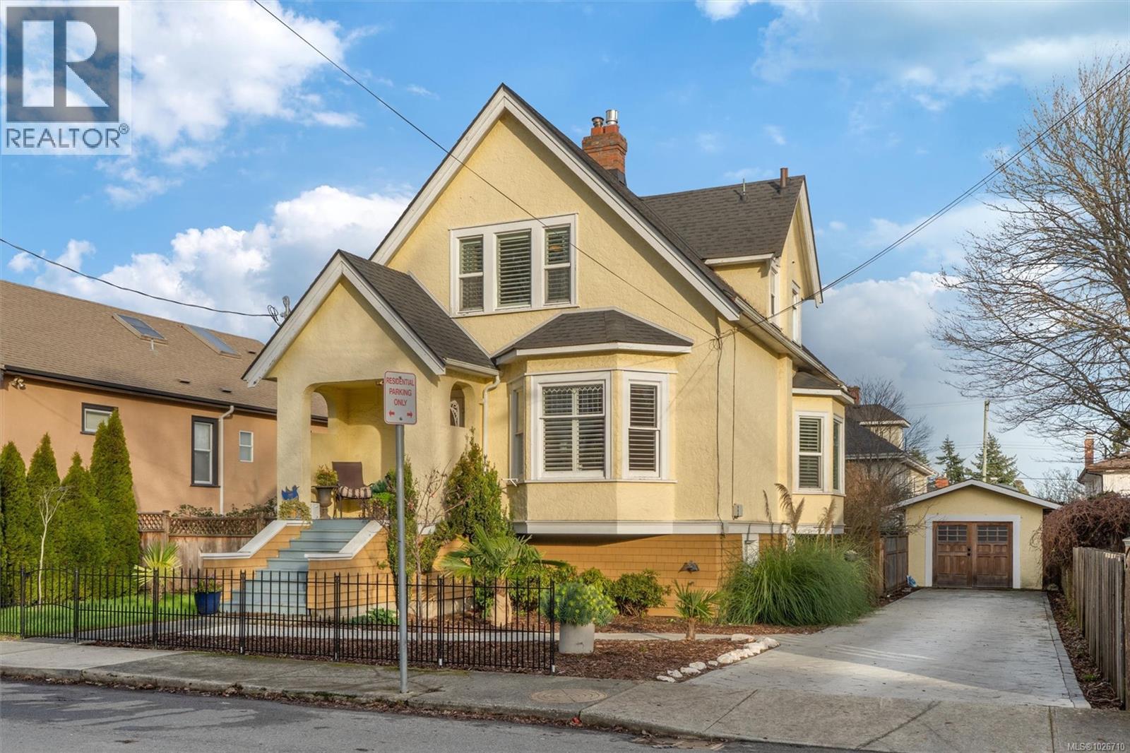 1909 Duchess St, Victoria, British Columbia  V8R 4W2 - Photo 2 - 1026710