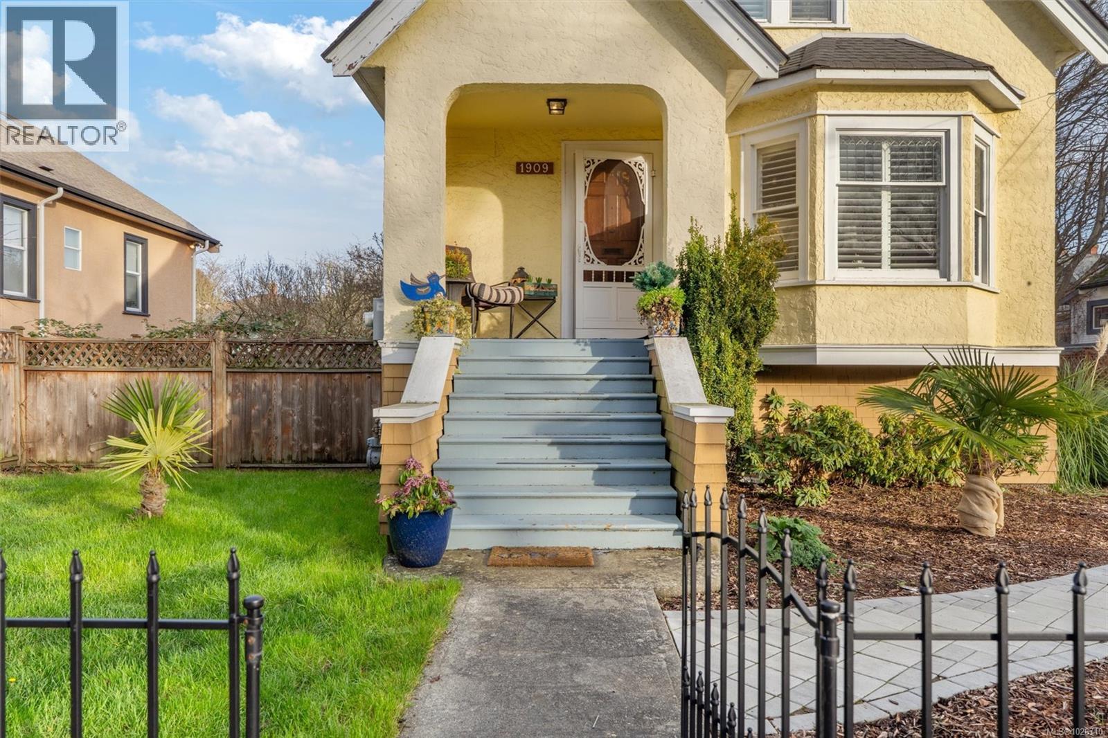 1909 Duchess St, Victoria, British Columbia  V8R 4W2 - Photo 4 - 1026710