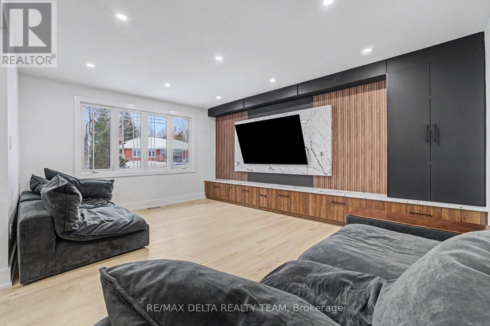 1465 Mcrobie Avenue, Ottawa, Ontario  K1H 7E2 - Photo 2 - X12812334