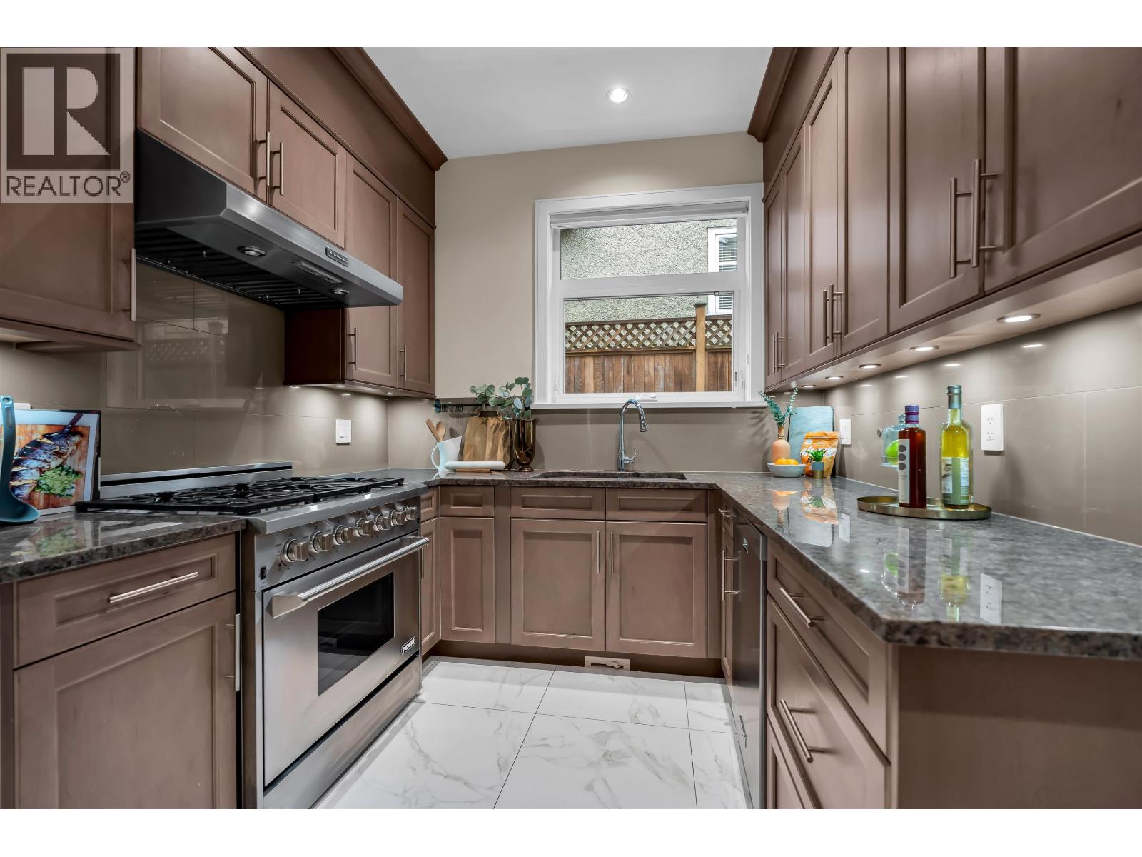 8168 Hunter Street, Burnaby, British Columbia  V5A 2B9 - Photo 5 - R3092426