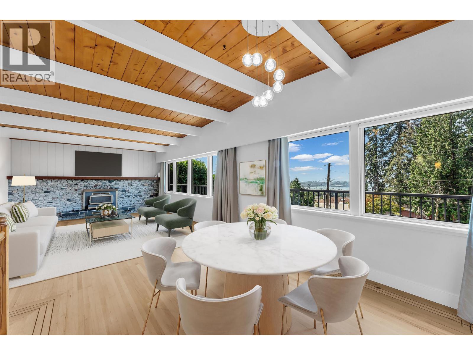 472 Crestwood Avenue, North Vancouver, British Columbia  V7N 3C3 - Photo 1 - R3092432