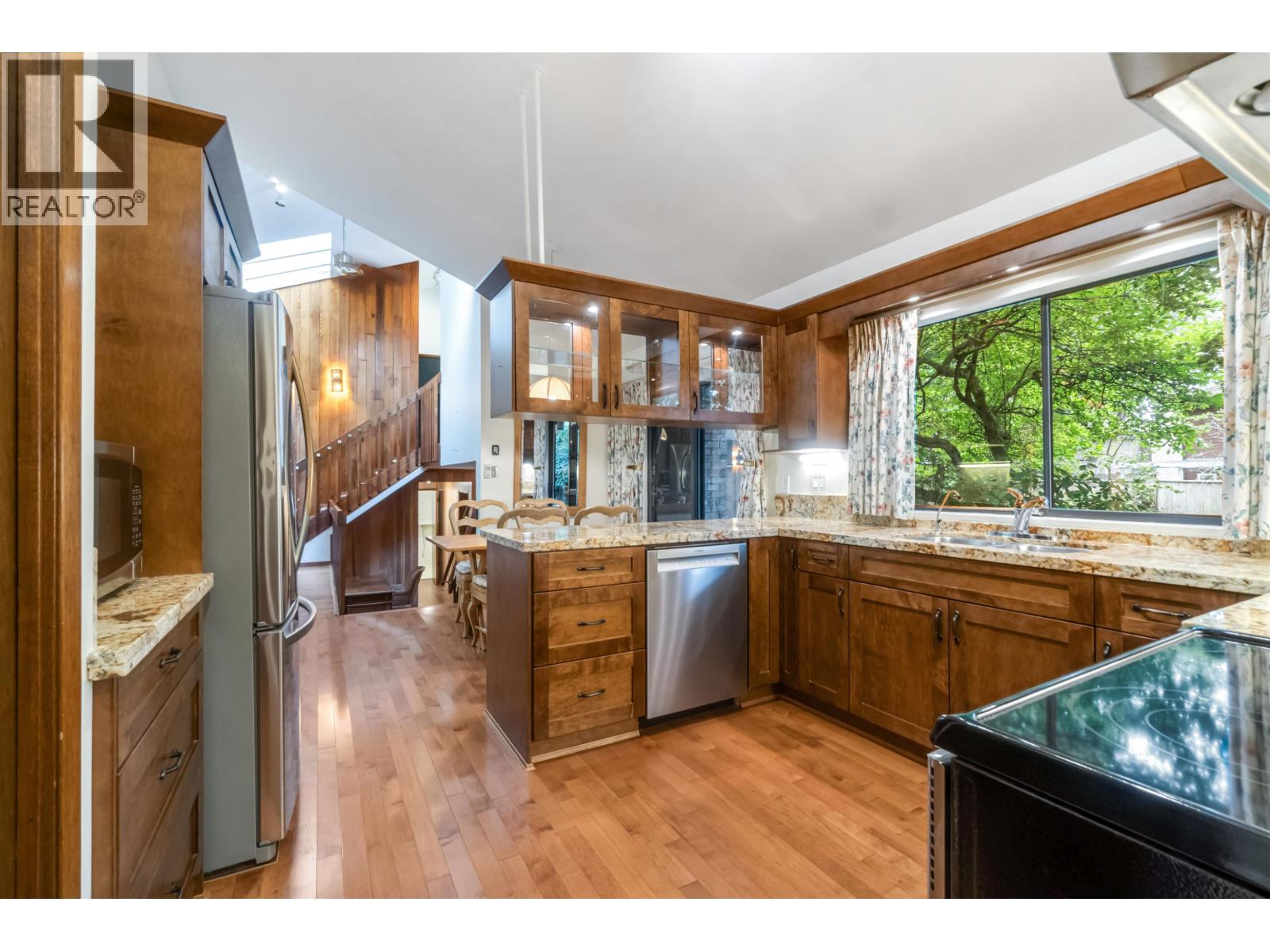 Listing Picture 10 of 40 : 4262 YUCULTA CRESCENT, Vancouver / 溫哥華 - 魯藝地產 Yvonne Lu Group - MLS Medallion Club Member