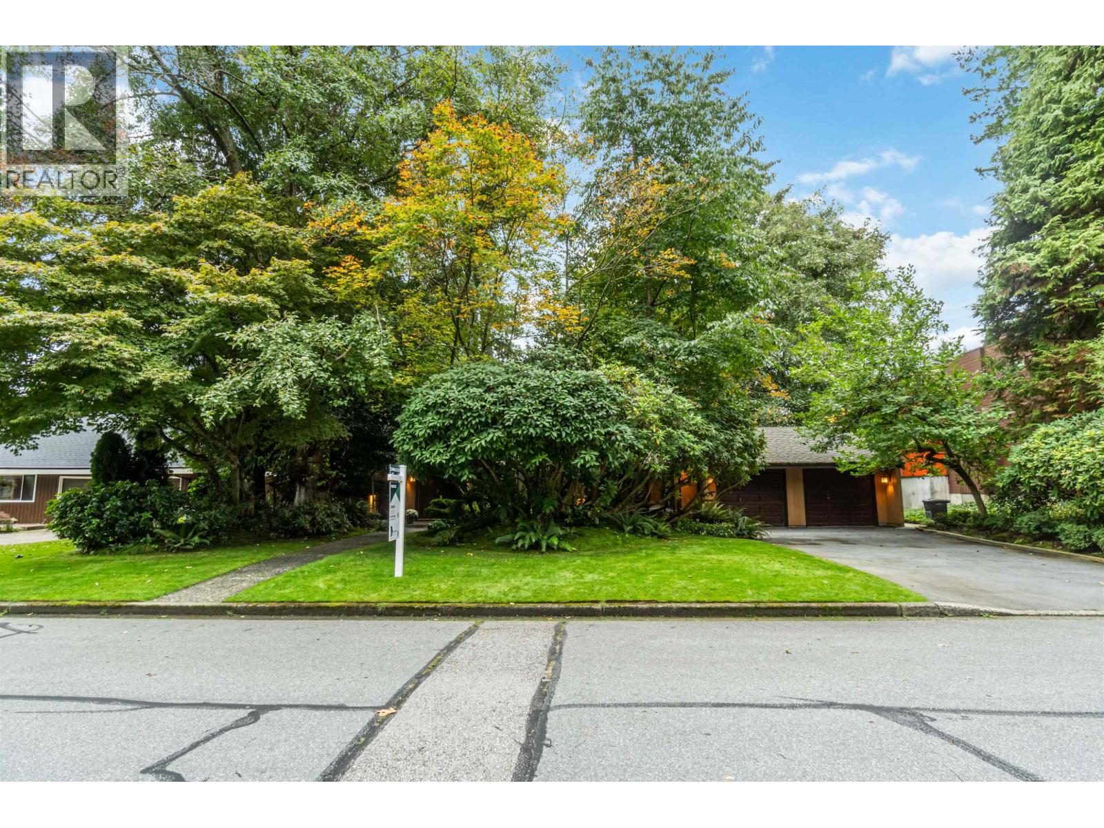 Listing Picture 2 of 40 : 4262 YUCULTA CRESCENT, Vancouver / 溫哥華 - 魯藝地產 Yvonne Lu Group - MLS Medallion Club Member