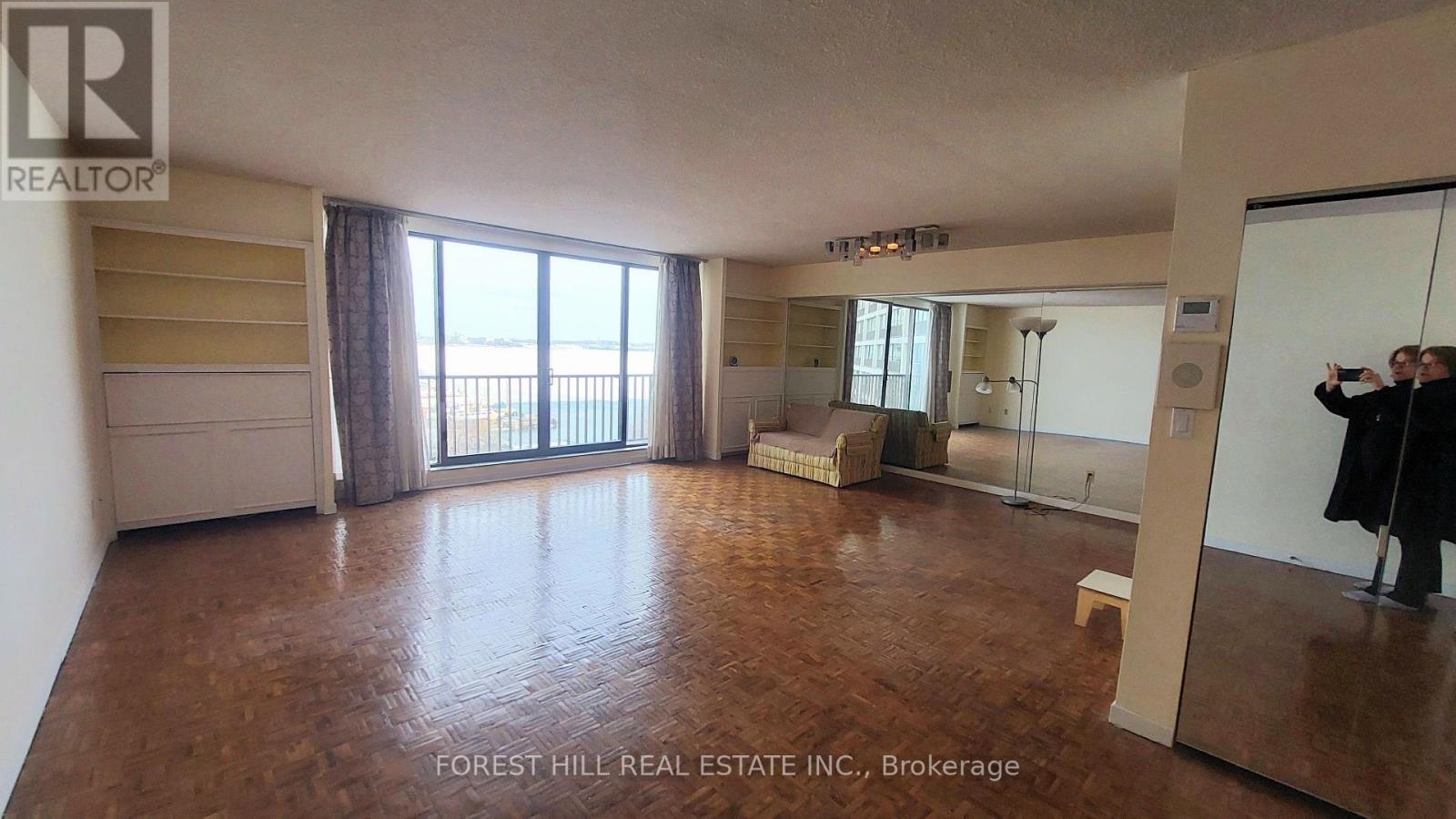 1004 - 33 Harbour Square, Toronto, Ontario  M5J 2G2 - Photo 7 - C12812406