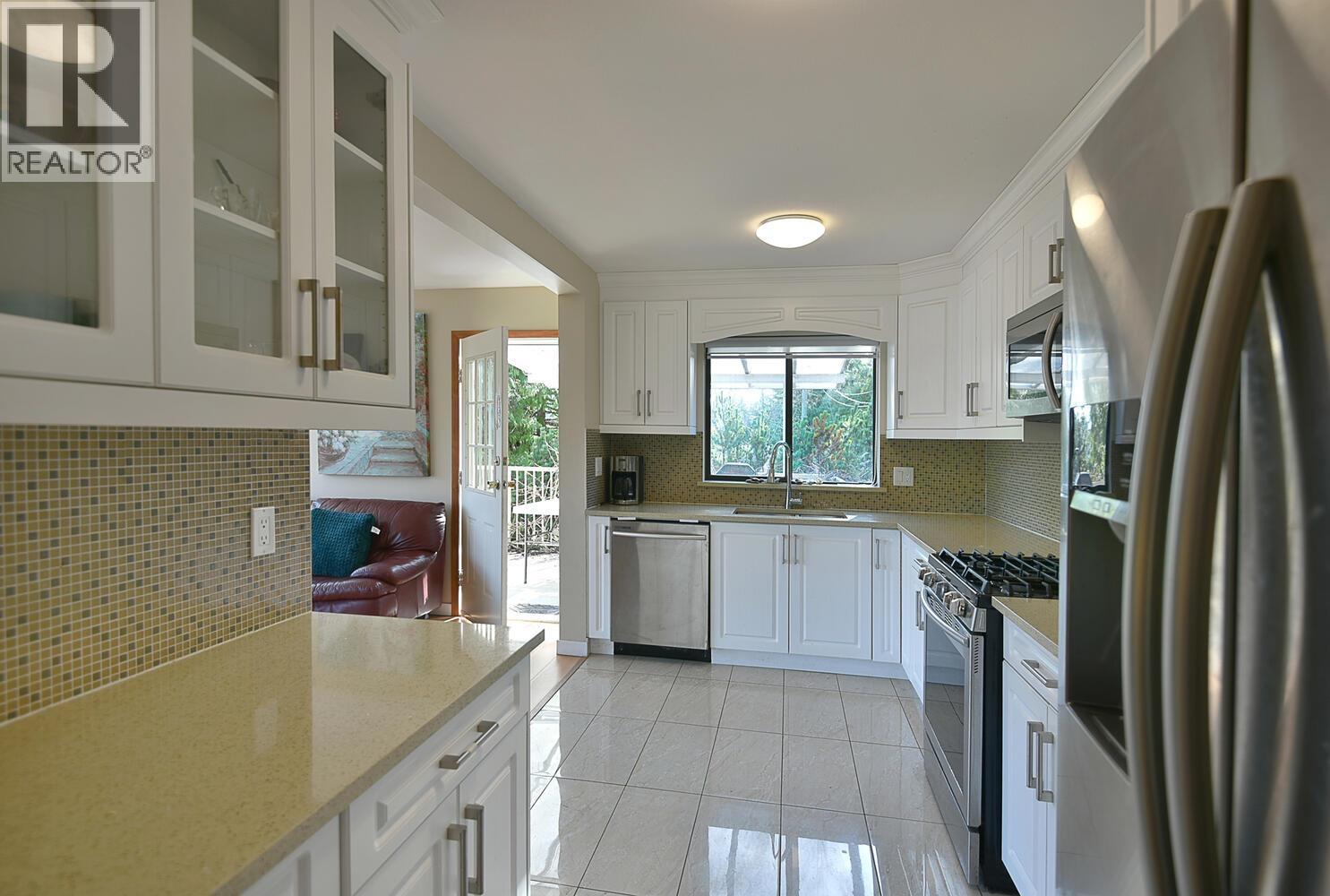 6377 N Gale Avenue, Sechelt, British Columbia  V7Z 0P7 - Photo 12 - C8076433