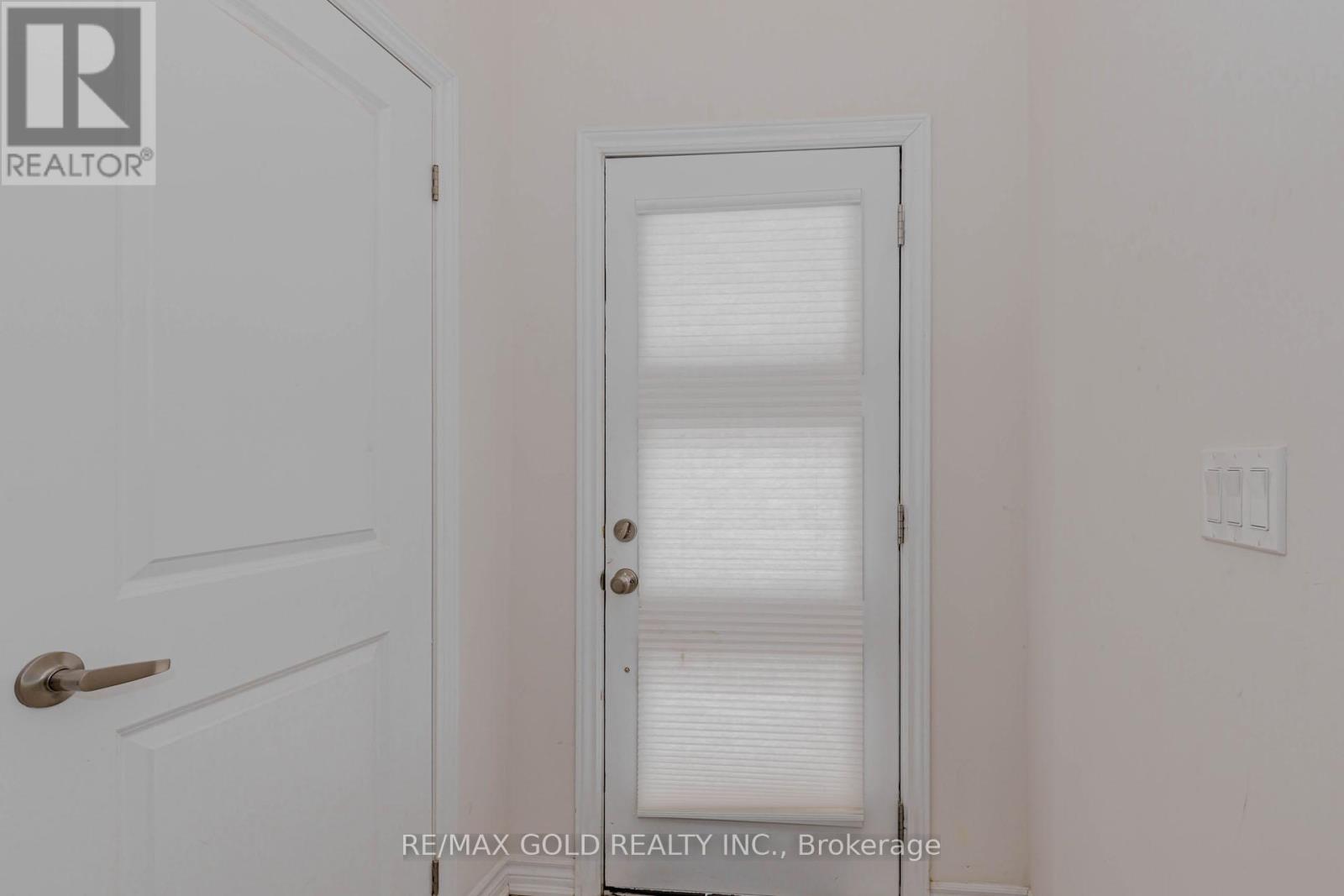 39 Inverary Crescent, Vaughan, Ontario  L4H 5G9 - Photo 4 - N12812394