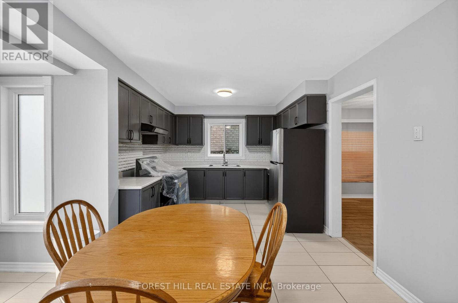 Main/2nd Floor - 28 Matterdale Avenue, Brampton, Ontario  L6Y 4J6 - Photo 3 - W12810602