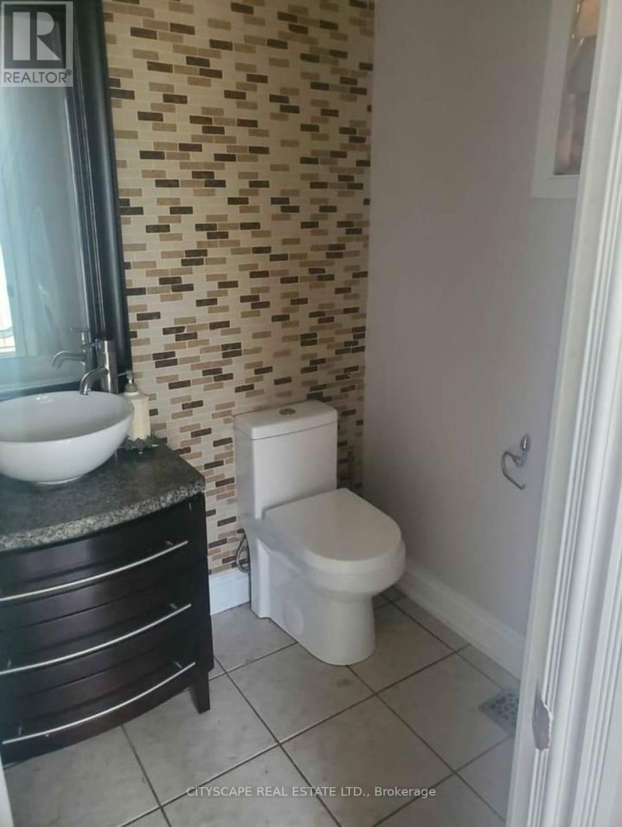 34 Dunure Crescent, Brampton, Ontario L7A 2Y6 - Photo 12 - W12812388