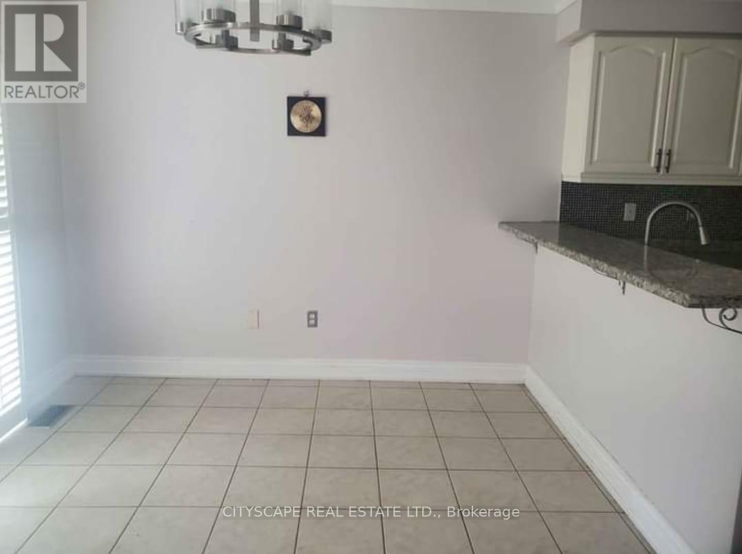 34 Dunure Crescent, Brampton, Ontario L7A 2Y6 - Photo 5 - W12812388