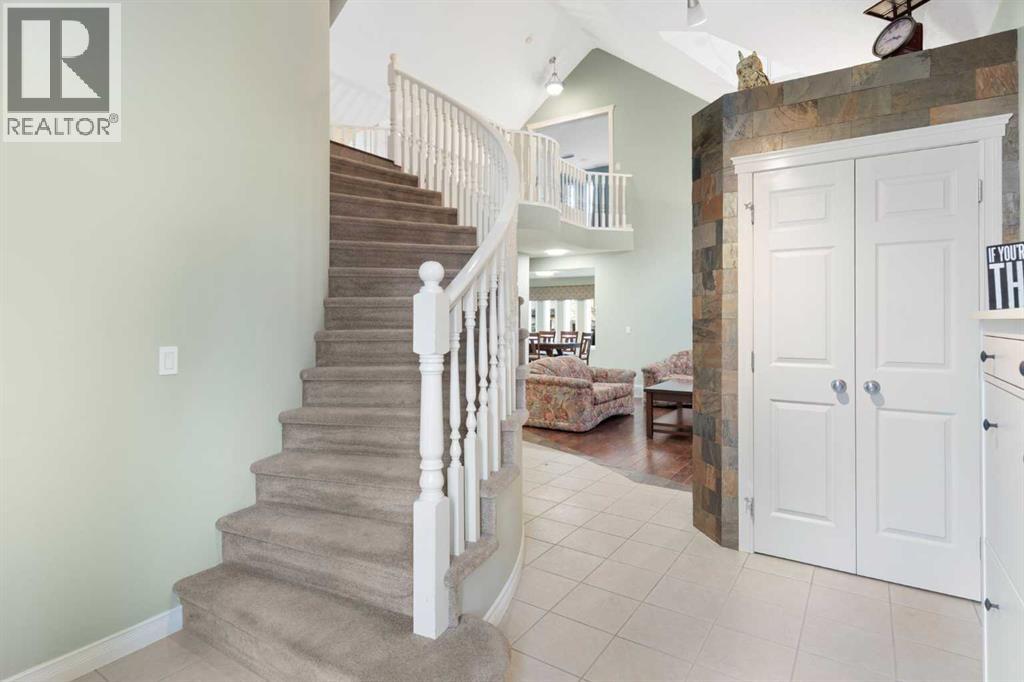 124 Cresthaven Place Sw, Calgary, Alberta  T3B 5W4 - Photo 3 - A2277025