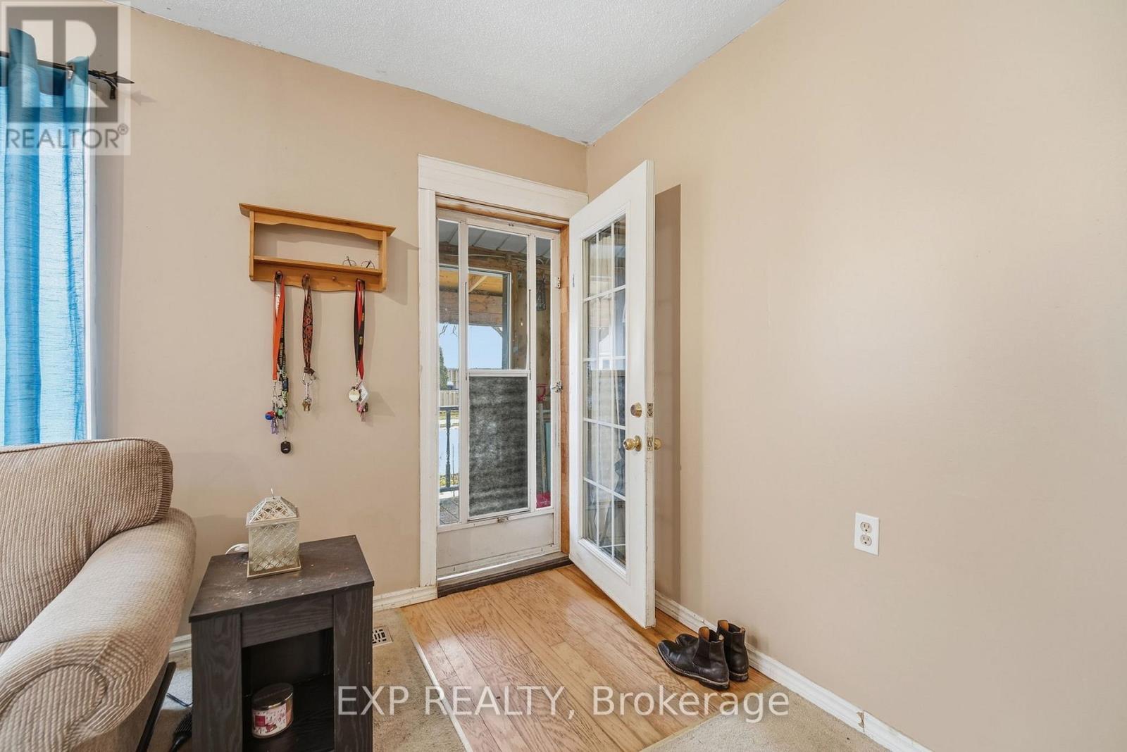 5 Cardiff Street, St. Catharines, Ontario  L2R 2X4 - Photo 3 - X12812558