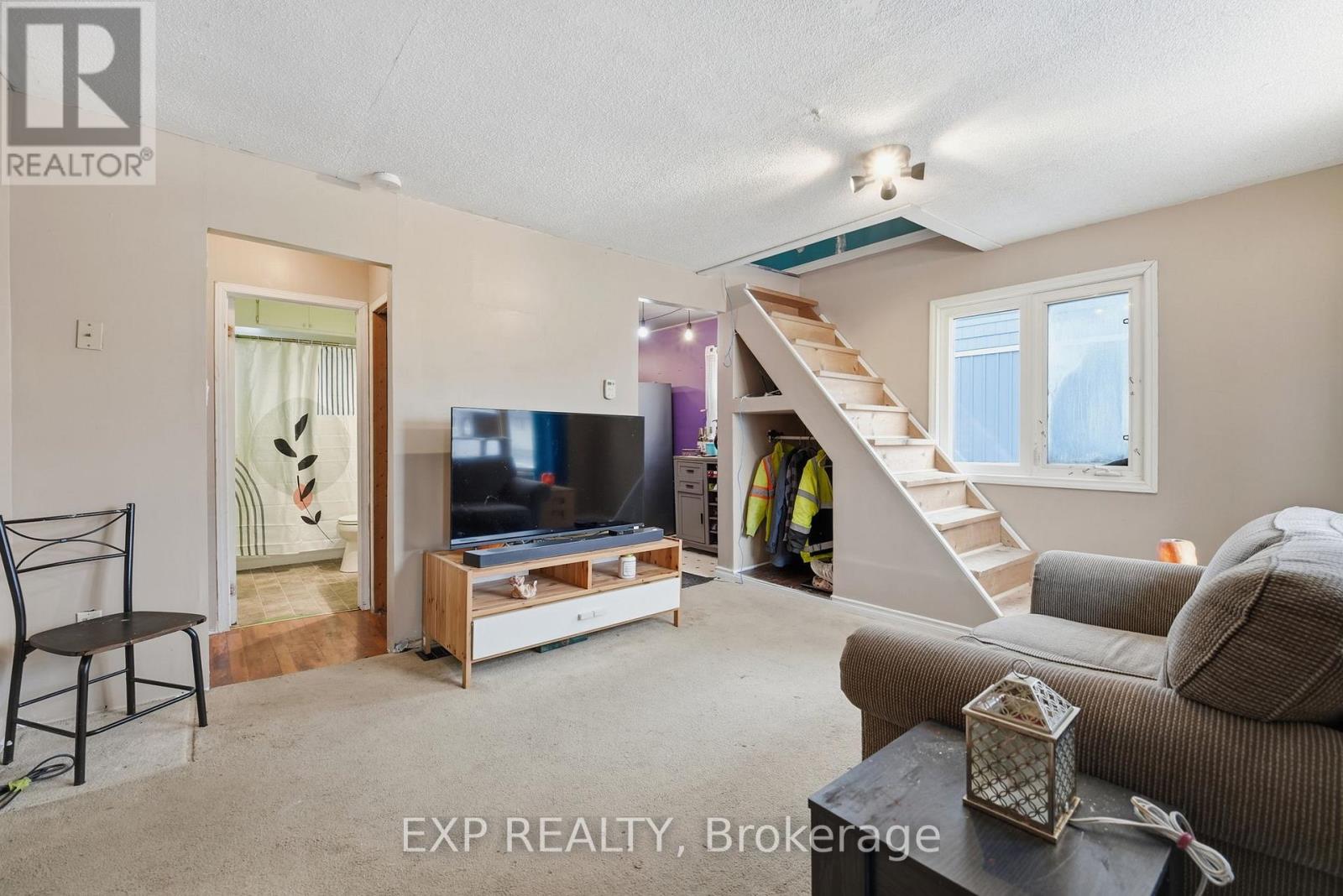 5 Cardiff Street, St. Catharines, Ontario  L2R 2X4 - Photo 4 - X12812558