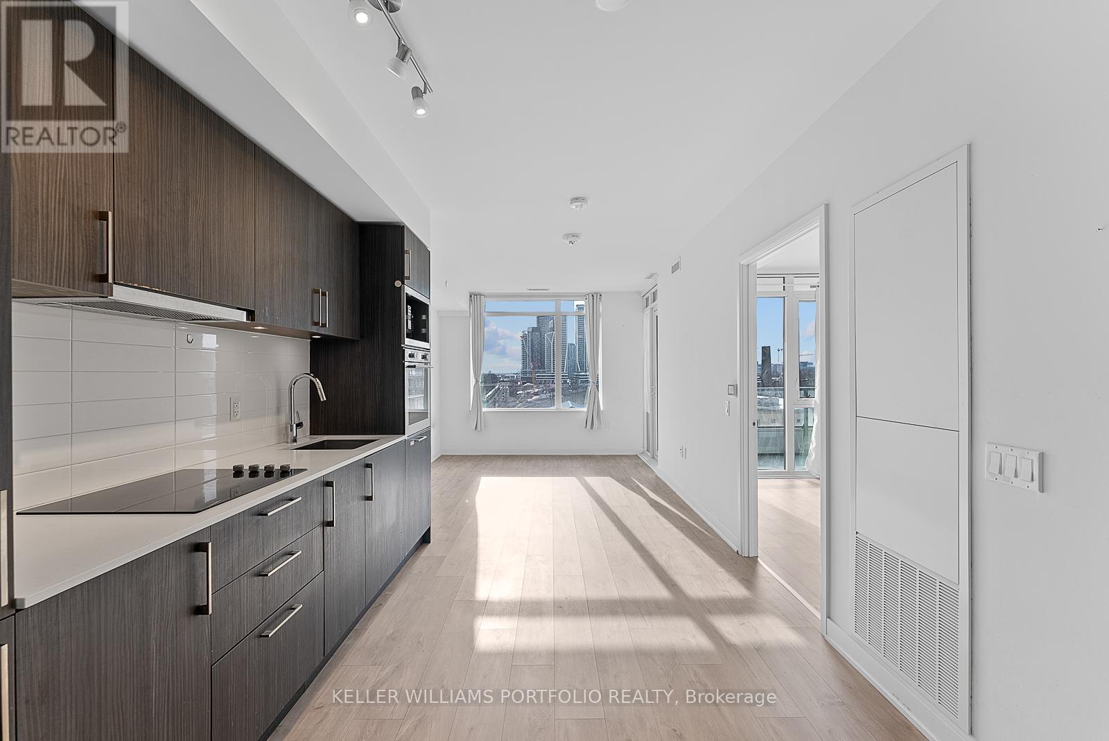 507 - 27 Bathurst Street, Toronto (Waterfront Communities), Ontario  M5V 0R1 - Photo 2 - C12812628