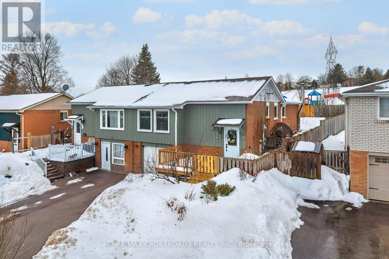 184 Collings Avenue, Bradford West Gwillimbury, Ontario  L3Z 1N1 - Photo 2 - N12812514