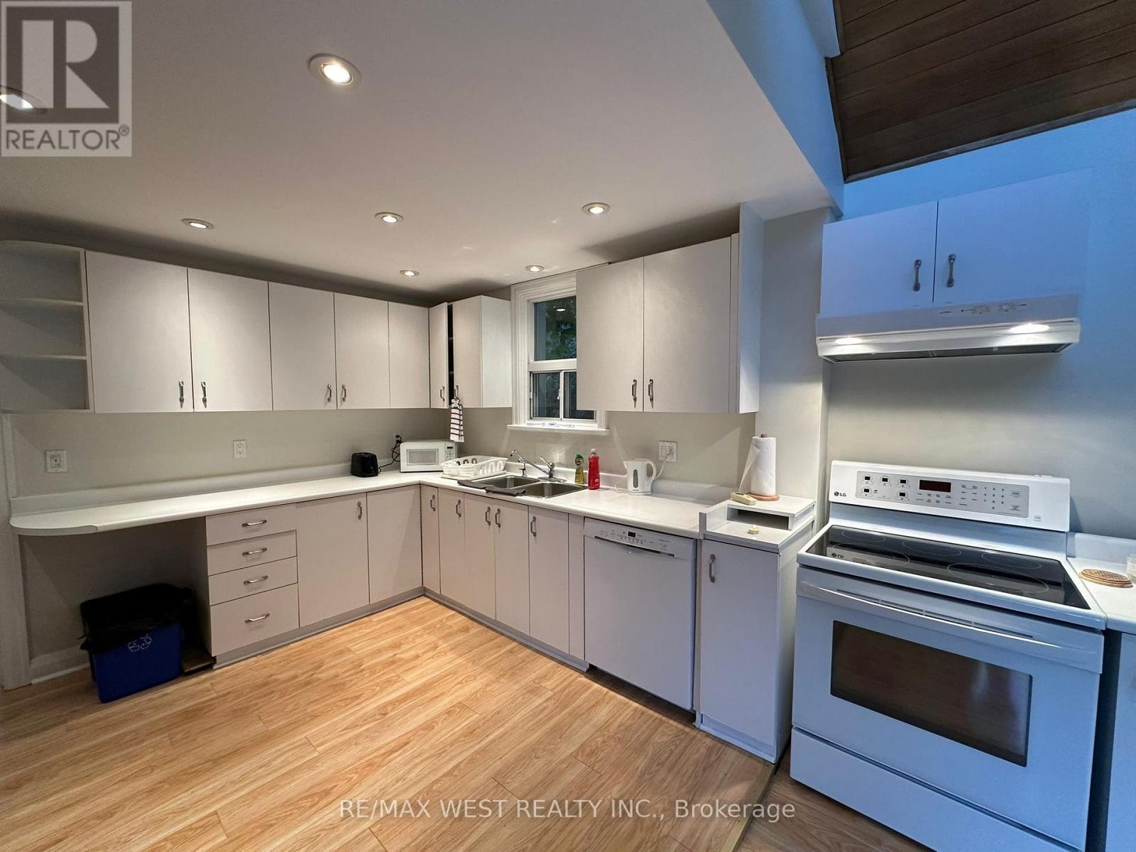 Upper Floor - 69 Twenty Fifth Street, Toronto (Long Branch), Ontario  M8V 3P7 - Photo 3 - W12812444