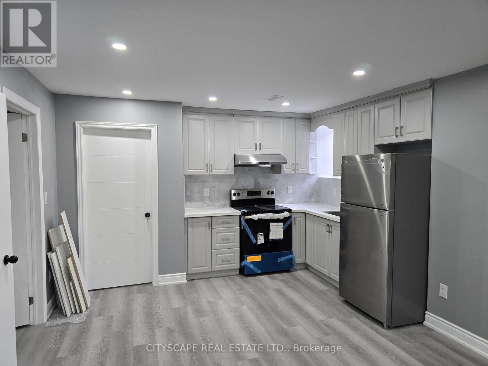 306 Bessborough Drive, Milton, Ontario  L9T 8P5 - Photo 2 - W12812476