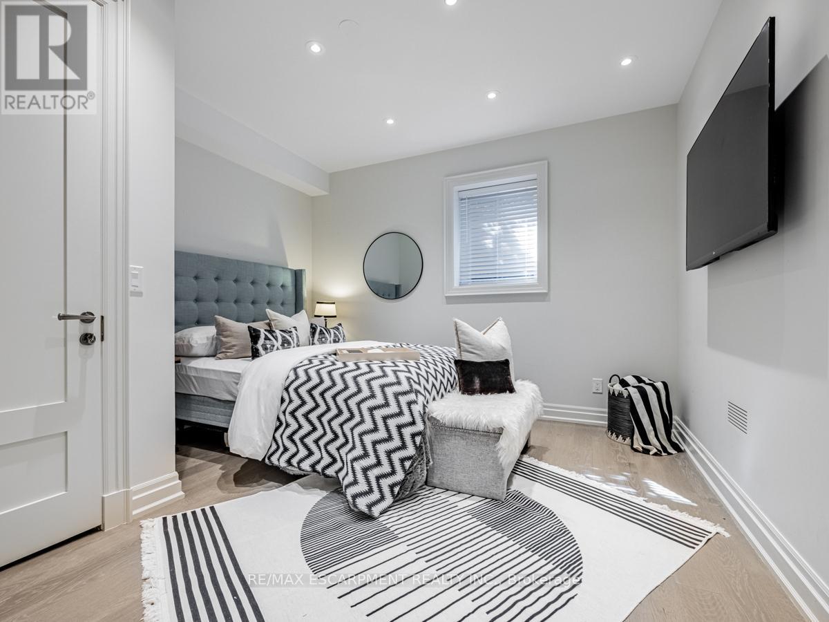 393 Maple Grove Drive, Oakville, Ontario  L6J 4V8 - Photo 43 - W12812578