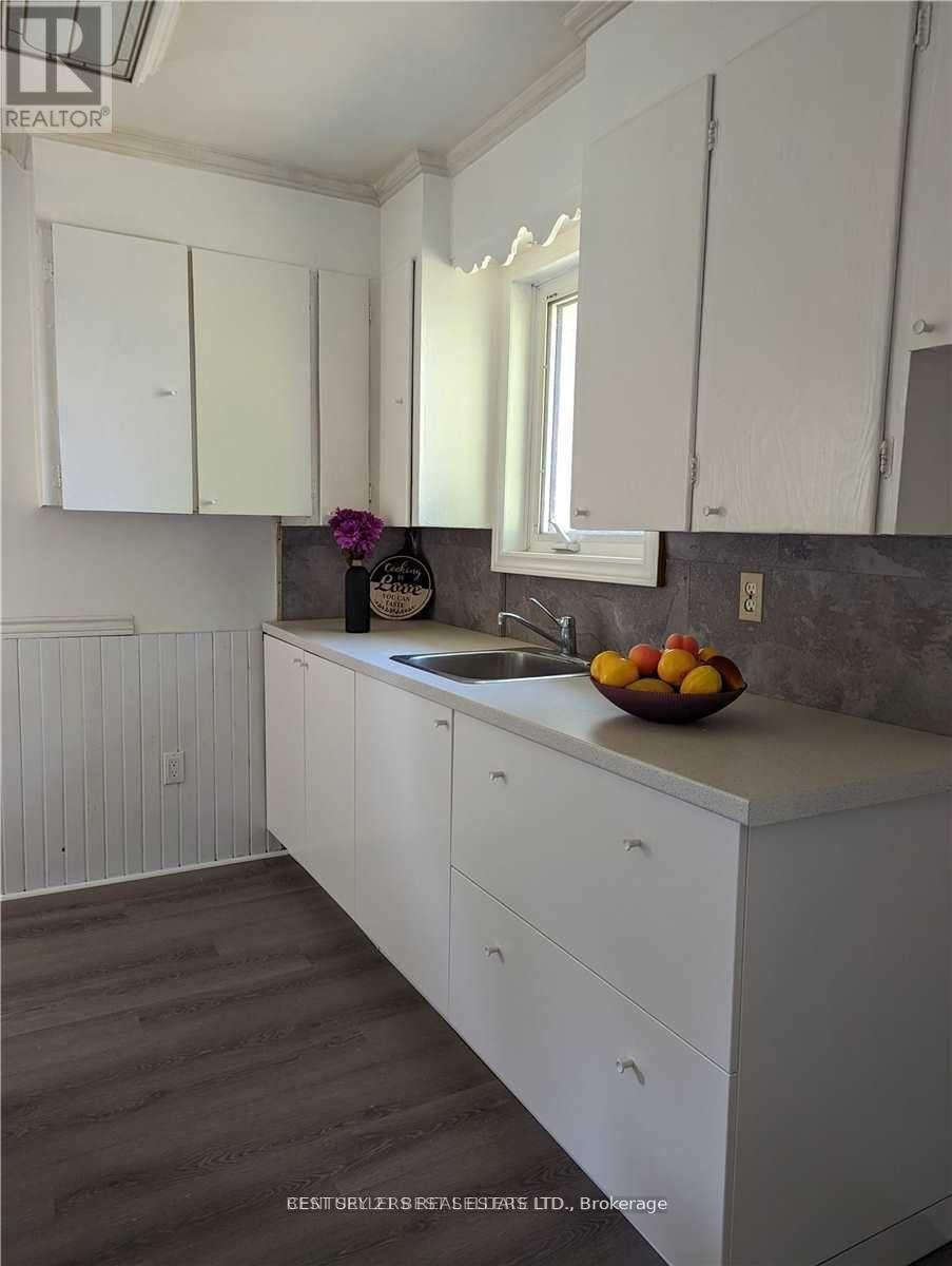 320 Ashbury Road, Oakville, Ontario  L6K 2M4 - Photo 3 - W12812626