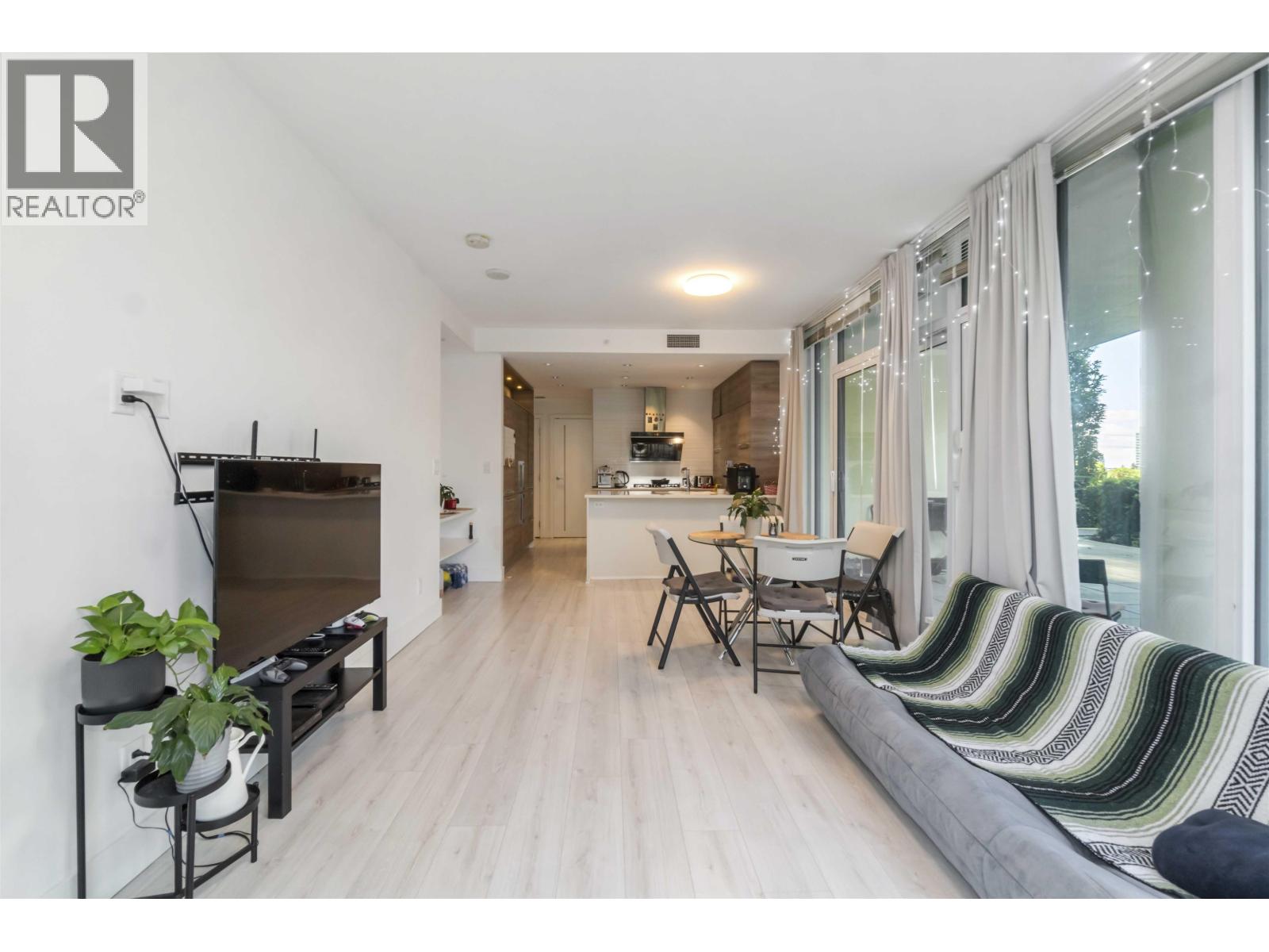 402 7388 Kingsway, Burnaby, British Columbia  V3N 0G9 - Photo 2 - R3092440