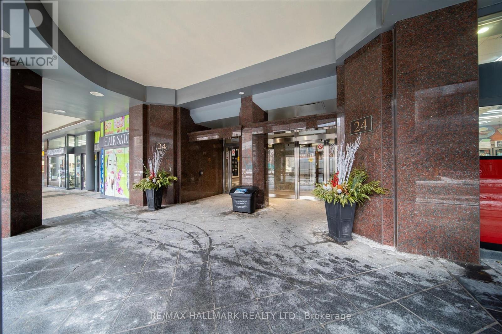 613 - 24 Wellesley Street W, Toronto, Ontario  M4Y 2X6 - Photo 2 - C12812702